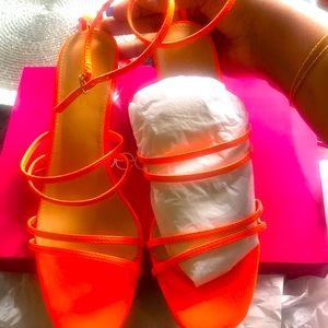 NEVER BEEN WORN SANDALS